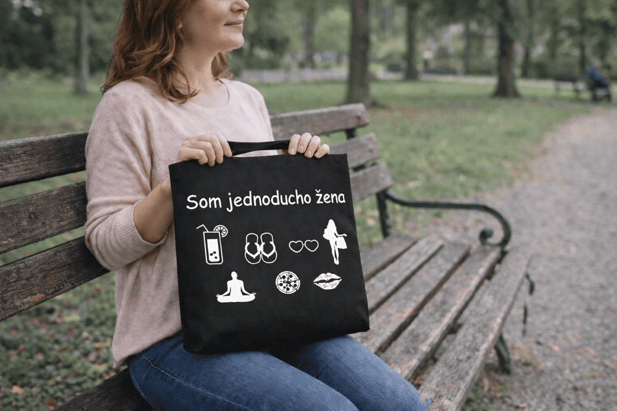 žena v parku s taškou mk